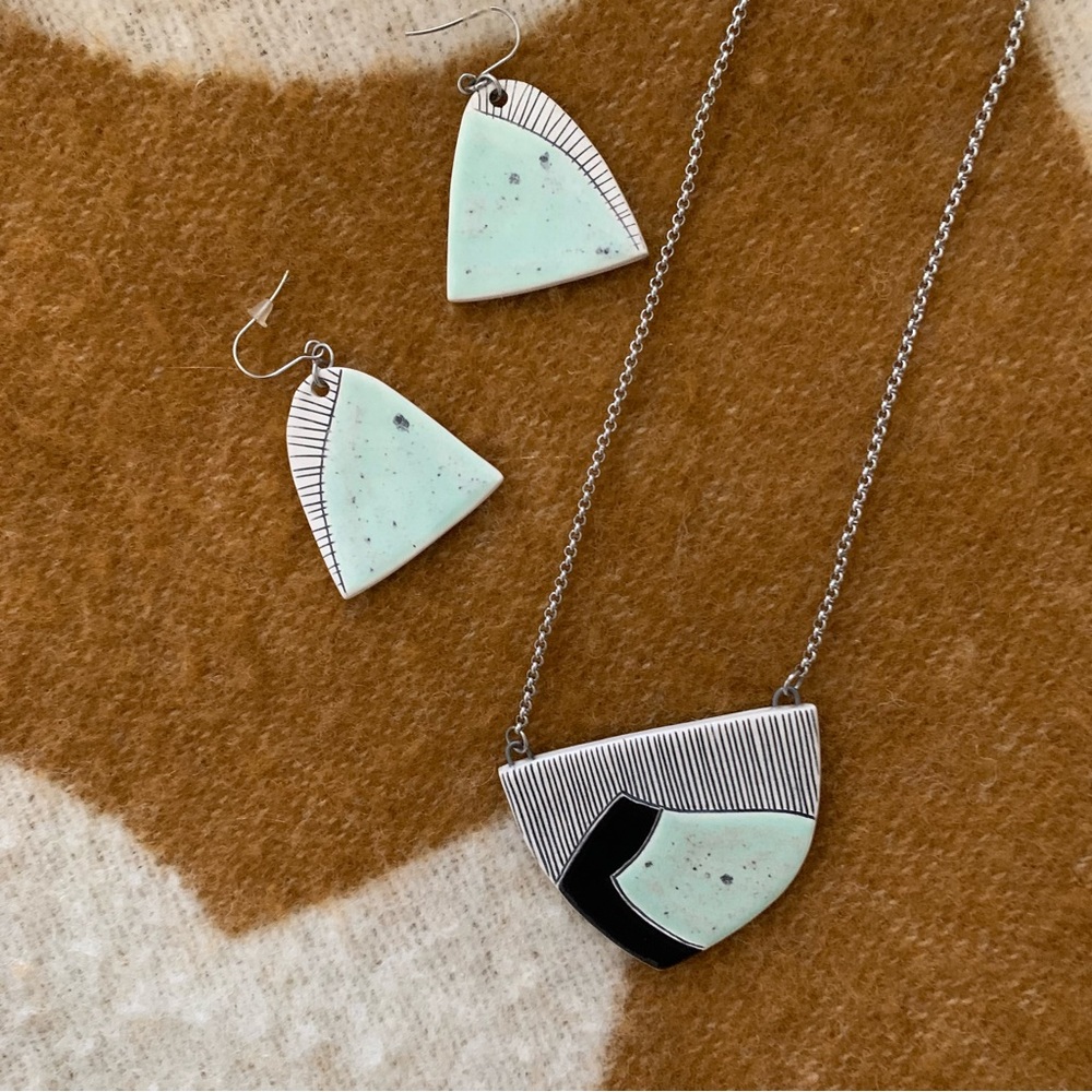 Gorgeous Matching Ceramic Necklace and Earring Set - Picture 9 of 12